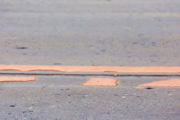 How to avoid the road marking machine construction process cracks, marking layer spalling