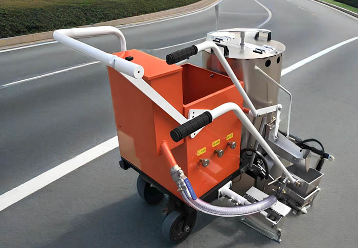 Choosing road marking machine you need to consider these knowledge points