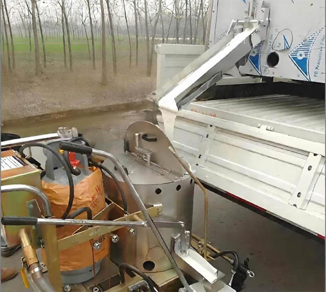 Trailer-mounted thermoplastic melting kettle